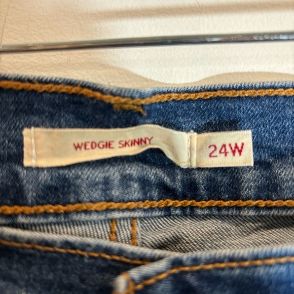 LEVI’S Sz 24W Wedgie  Skinny Chewed Hem Button Fly Mid-Washer High Rise Jeans - Picture 3 of 12